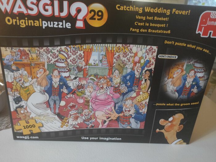 Illustration av ett roligt och kaotiskt bröllop på ett pusselkartongomslag, med gäster och dekor i livliga färger.