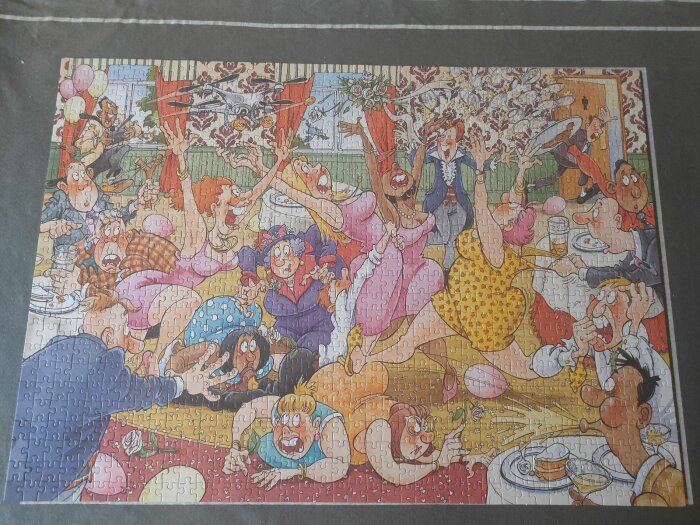 Ett färdiglagt pussel som skildrar en kaotisk festscen med dansande och matkastande karikatyrfigurer.