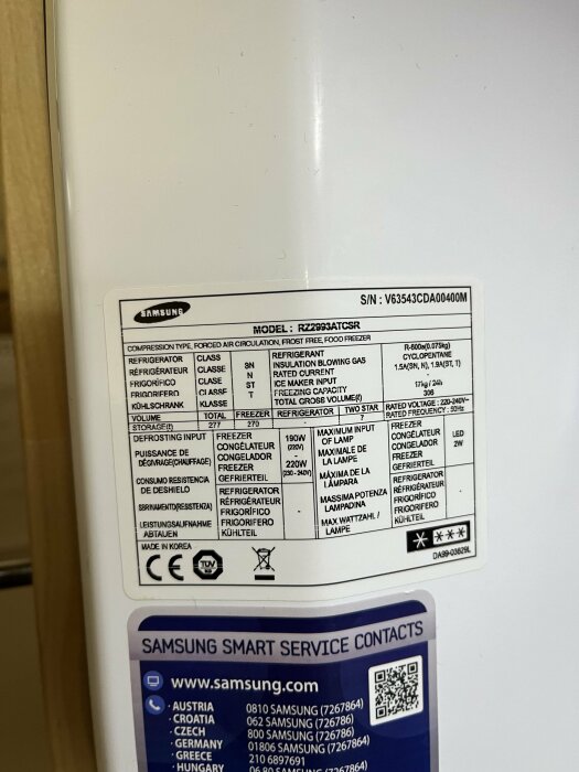 Etikett på insidan av en Samsung frysskåp som visar modellnummer RZ2993ATCSR och specifikationer.