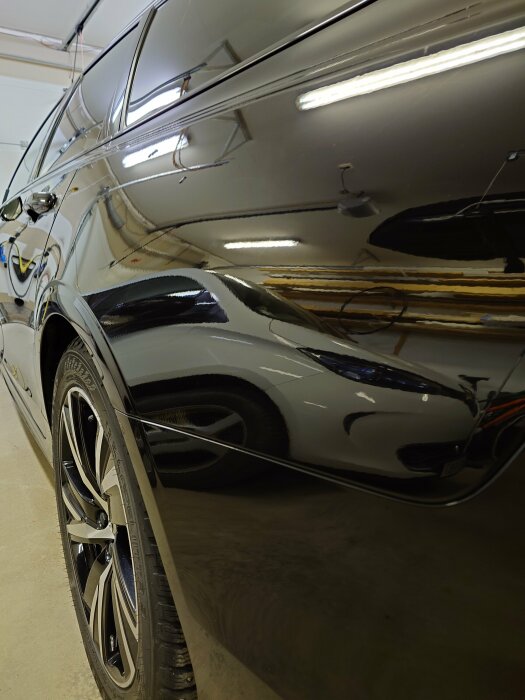 Ren och vaxad grå Volvo i garage, indikation på att det inte är sommardäck monterade.