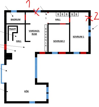 Ritning av övre plan i sutteränghus med markerade fönster i blått, dörrar i rött och förslag på luftkonditioneringsplacering med kryss.
