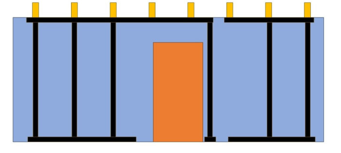 Skiss över invändig förstärkningsram för husvägg med svarta vertikala stöd och gula horisontella balkar.