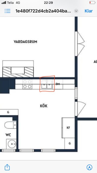 Ritning över en lägenhet visar en markerad vägg mellan kök och vardagsrum med rör under diskbänken.