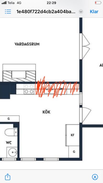 Ritning av kök och vardagsrum med markerade rör för golvvärme mellan rummen.