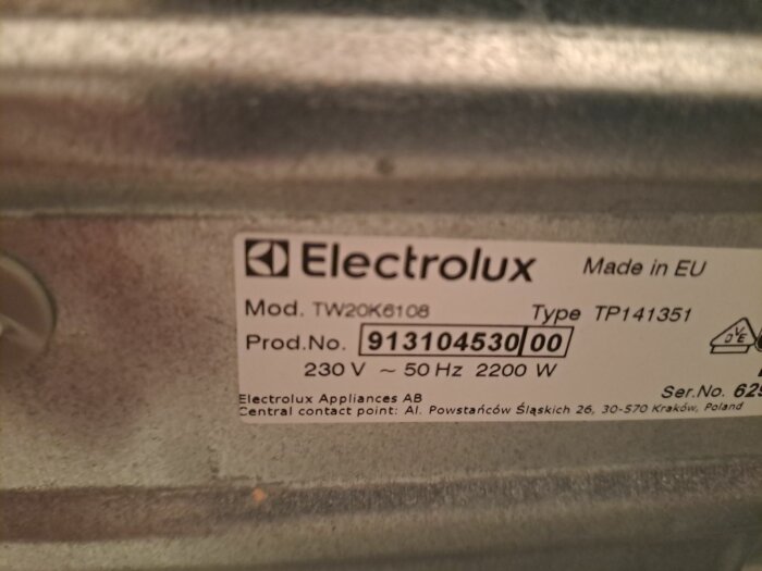 Etikett på Electrolux tvättmaskin modell TW20K6108 som visar modell- och produktnummer.