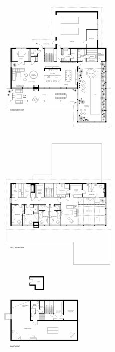 Planritningar över ett flervåningshus med källare, markerad Hiss som 'E', samt innehåll som garage och pool.