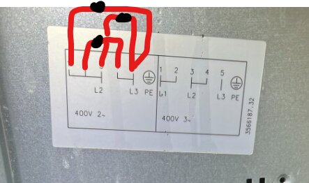 Diagram över spisens kopplingar med handritade markeringar som visar möjlig felkoppling av värmeelement.