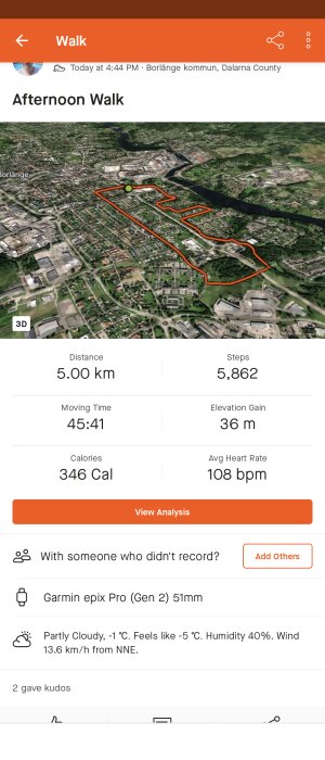 Appskärmdump som visar en kartöversikt av en 5 km promenadsträcka med statistik som steg och kaloriförbränning.