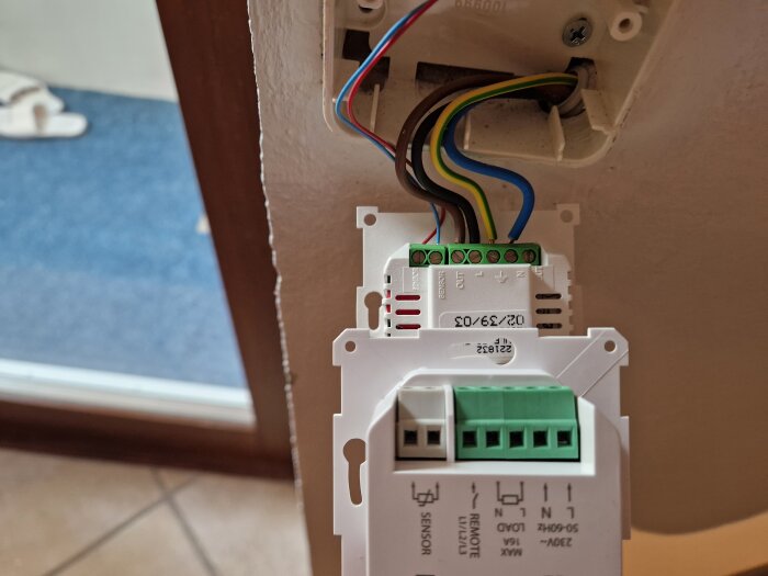 Gammal T2floortemp termostat inkopplad och ny EB-therm 500 oinkopplad framför, utan jordanslutning.