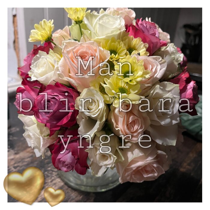 Bukett av mångfärgade rosor och blommor med texten "Man blir bara yngre" överlagt och ett hjärtemoji.