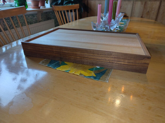 Handgjord träask till Monopolspel på ett bord.