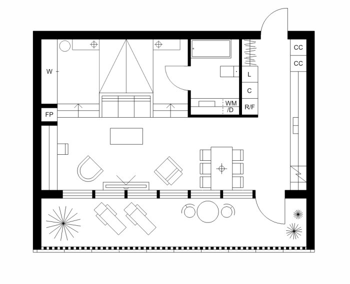 Plantekning av en ettrumslägenhet med inglasad balkong och enkel layout.