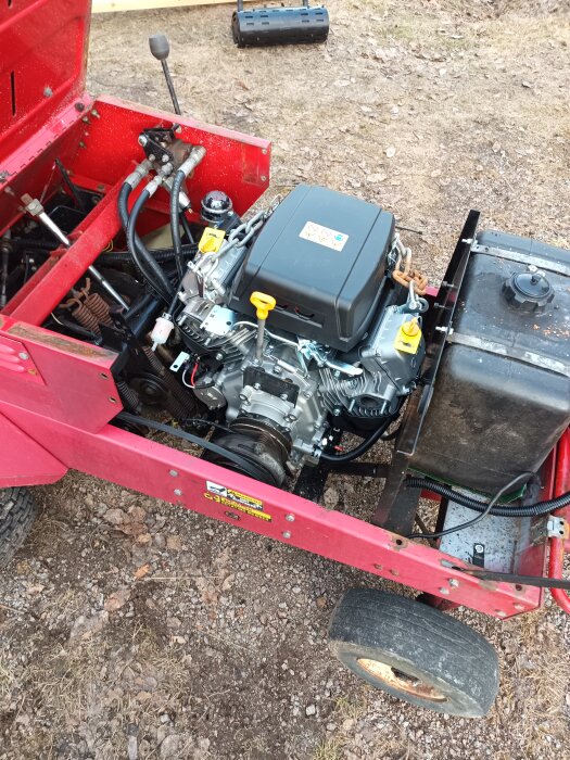 Ny Loncin-motor installerad i Toro groundsmaster klippare med öppet motorutrymme och synliga komponenter.