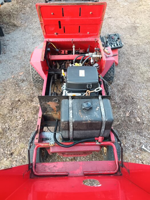 Öppet motorutrymme på en röd Toro Groundsmaster 118proline klippare med ny Loncin-motor installerad.