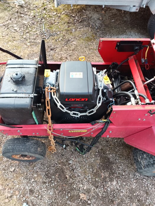 Nytt Loncin 24hk motor installerat i en Toro groundsmaster klippare med röd kaross och öppen motorhuv.