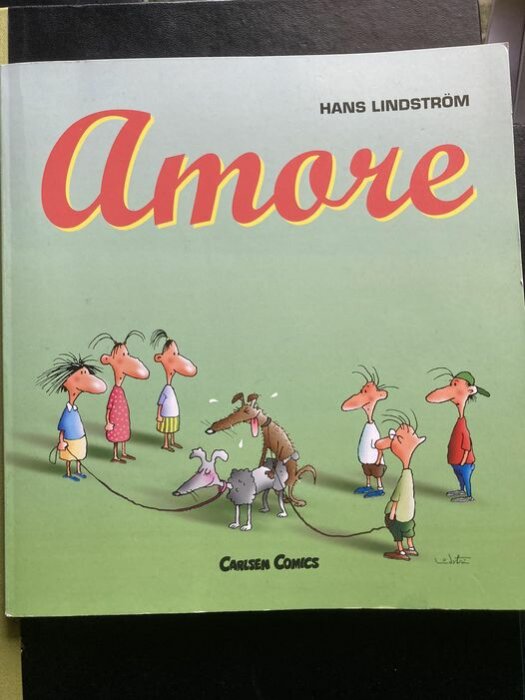 Omslag på "Amore" av Hans Lindström med serietecknade figurer och hundar.