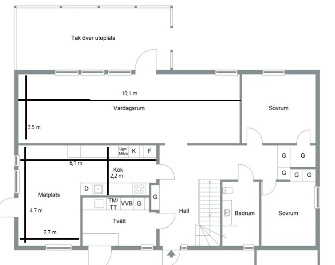 Planritning av ett hus med kök, matplats, vardagsrum och angränsande rum märkta med måttangivelser.