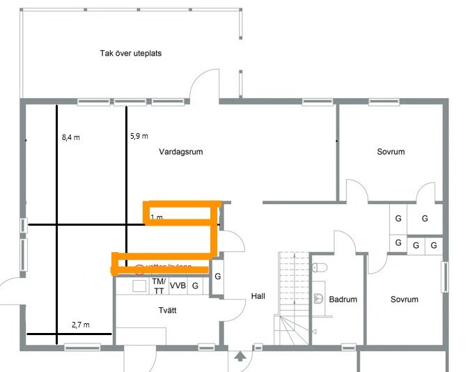 Planlösning med markerat kök nära vardagsrum och förslag till tillägg av gästrum/kontor vid hörnsovrum.