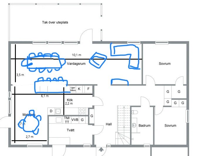 Planritning med förslag på omdesignat kök och vardagsrum, inklusive mått och möblering.