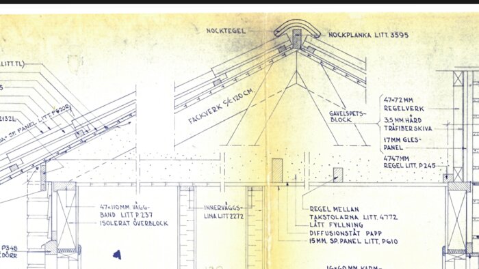 Gammal arkitektritning med detaljer kring takstol och innerväggar markerade med mått och material.