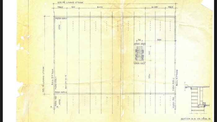 Gammal arkitektritning av en taklagsplan med mått och anteckningar på gulnat papper.
