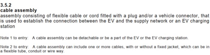 Textutdrag definierar 'cable assembly' som flexibel kabel eller sladd med kontakter för anslutning mellan elfordon och laddstation.