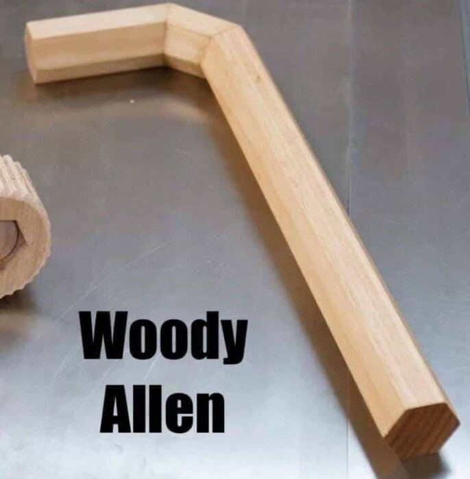 Trälist i form av ett L med texten "Woody Allen".