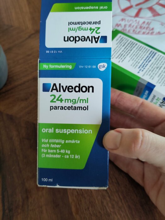 Alvedon förpackning för oral suspension 24 mg/ml med informationen "Ny formulering".