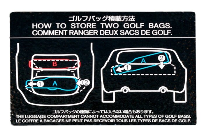 Instruktionsskylt som visar hur man korrekt packar två golfbagar i en bil.