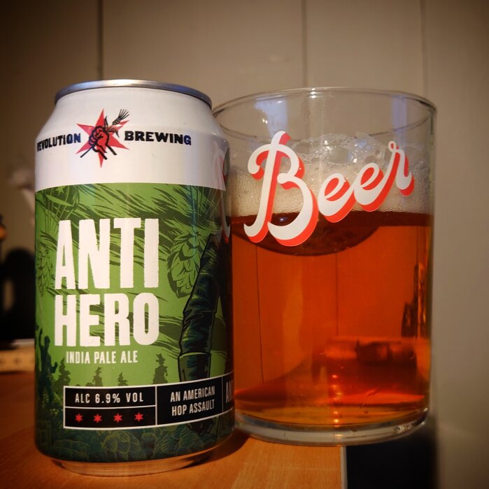 Burk märkt "ANTI HERO India Pale Ale" bredvid ett ölglas fyllt med bärnstensfärgad dryck.