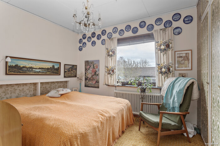 Rum från 50-talet med Tretexväggar, retro inredning, samlartallrikar på väggen, och blommigt tapetmönster.