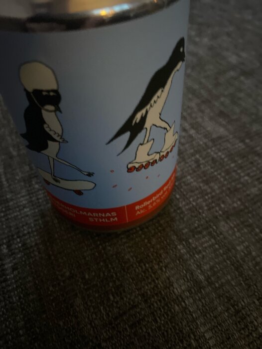 Ölflaska med etikett från Fjäderholmarnas bryggeri, med illustration av en pingvin på rullskridskor.
