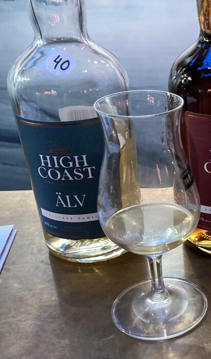 Whiskyflaskor på mässa med ett glas High Coast Älv, provsmakning.