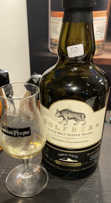 Wolfburn Single Malt Scotch Whisky-flaska och provsmakningsglas på Whisky Expo.