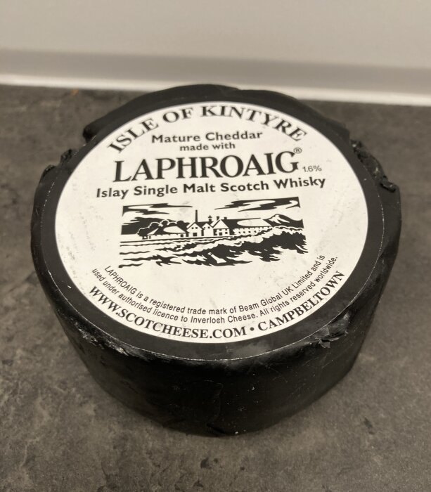 Ostförpackning för "Isle of Kintyre Mature Cheddar made with Laphroaig Islay Single Malt Scotch Whisky".