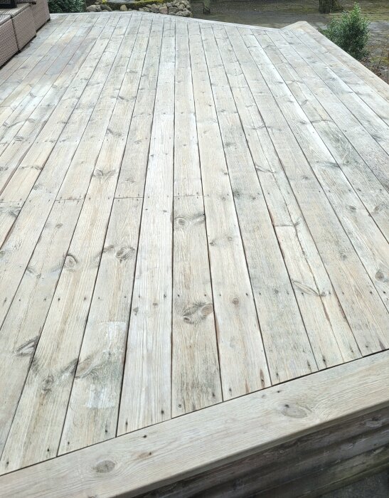 Ny trall på trädäck installerad sommaren 2013, lite slitet och ojämnt färgat trä.