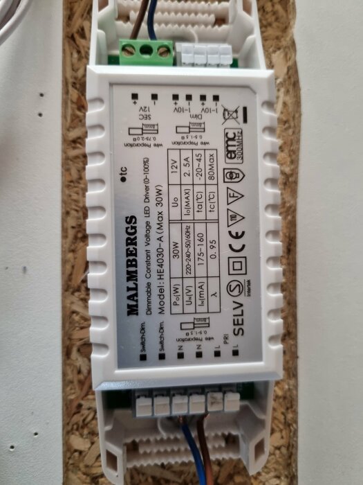 Installationsvy av en Malmbergs elektronisk transformator för spotlights monterad på en vägg.