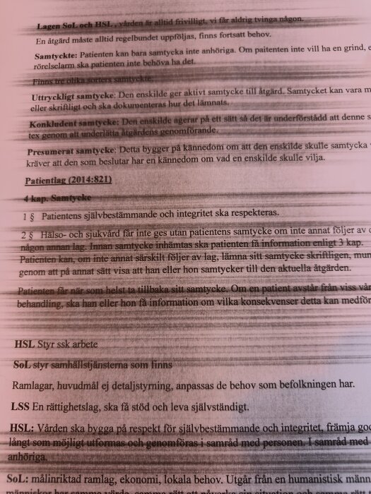 Utskrift av textdokument med suddig och ojämn textkvalitet där vissa delar är oläsliga, vilket antyder problem med skrivaren.