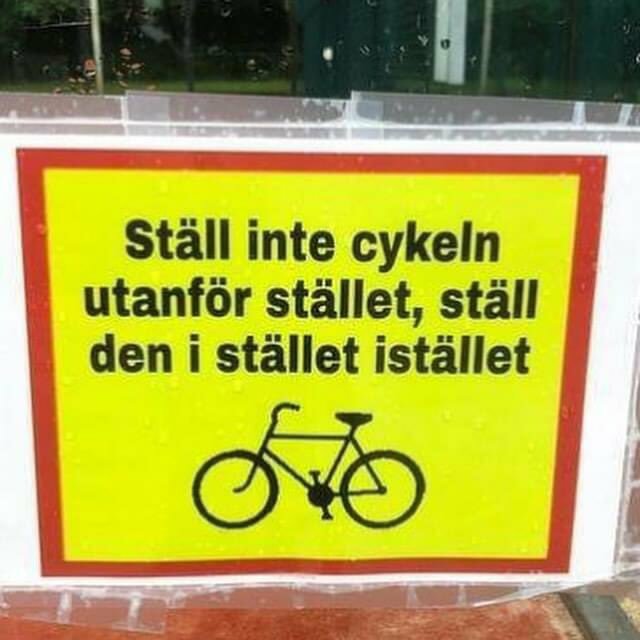 Skylt med text och cykelikon som instruerar att parkera cykeln inne i stället och inte utanför.