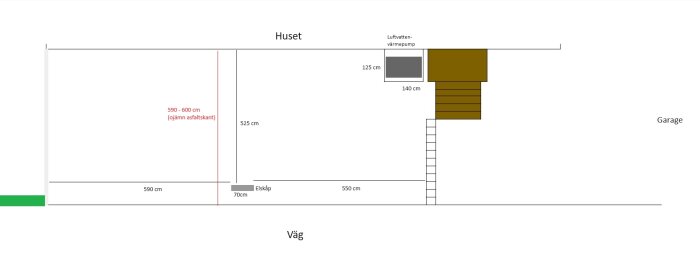 Ritning över husets framsida med måttangivelser, trappa och placering av luftvärmepump.