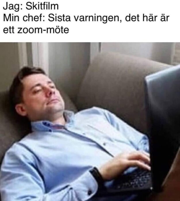 Man som halvligger på en soffa med en bärbar dator på knät och ögonen stängda.