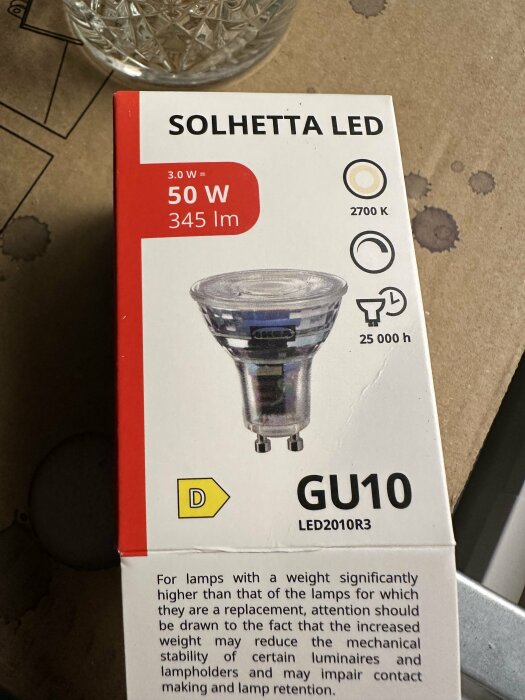Förpackning för dimbar LED-lampa märkt "SOLHETTA LED" med tekniska specifikationer och GU10-sockel.