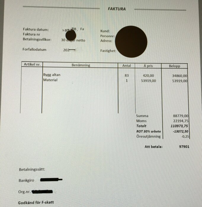 Faktura för byggprojekt med posten "Bygg altan" och angivet timpris 420 kr, total summa inkl moms och ROT-avdrag noterat.