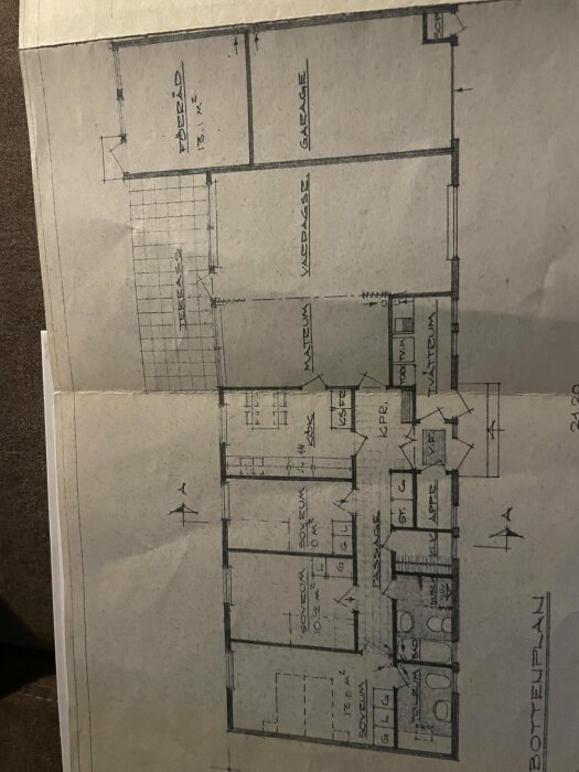 Ritningar av en fastighets bottenvåning och våningsplan, daterade till 1971, för att identifiera bärande väggar.