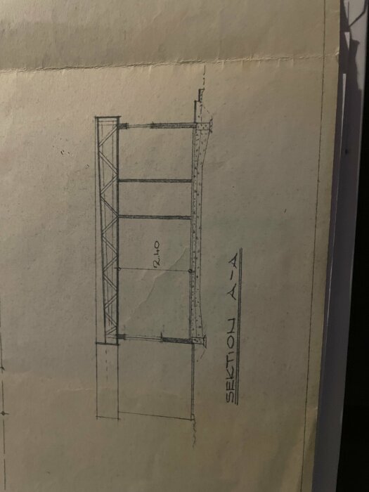 En byggnadsritning från 1971 som visar en sektion av en fastighet för att identifiera bärande väggar.