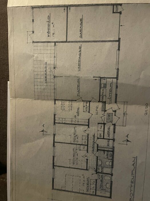 En genomsliten pappersritning av en fastighetsplan från 1971 med markerade rum och mått.