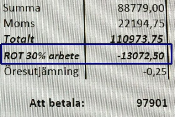 Utdrag ur en faktura som visar ROT-avdrag på 30% för arbete, på en summa av -13072,50 kr.