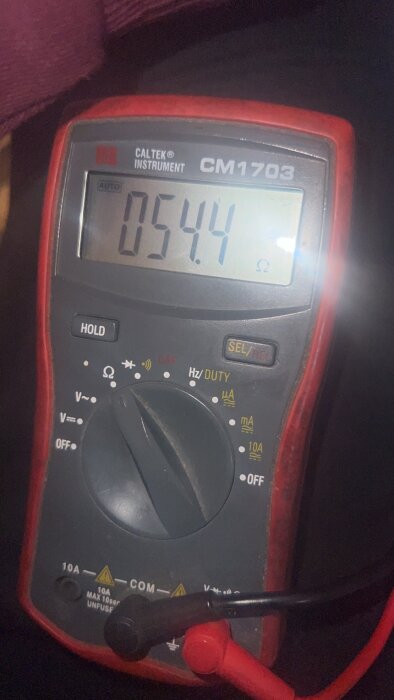 Multimeter med display som visar mätvärdet 0.544 på en suddig bakgrund.