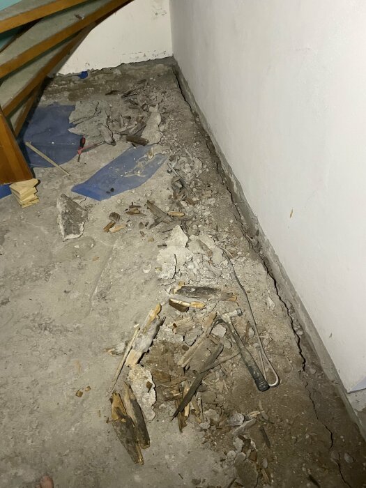 Upptäckt skadad gjutform och fuktskador längs en källarvägg under renovering.