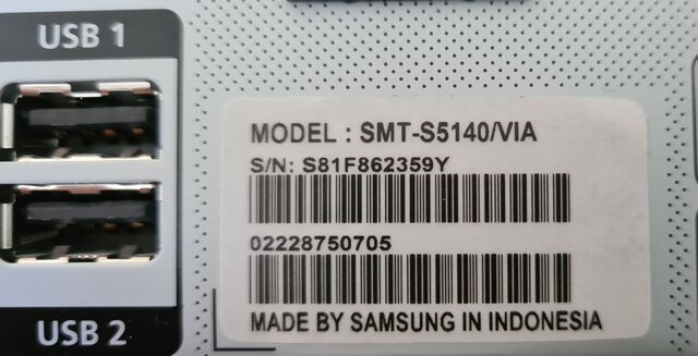 Etikett på en Samsung-modulenhet som visar modell- och serienummer bredvid USB-portar.